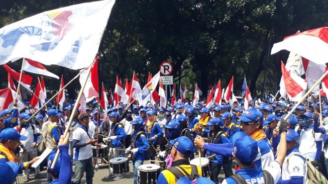 Drum Band FSPMI dan Dangdut Menggoyang Demo Buruh di Depan Istana