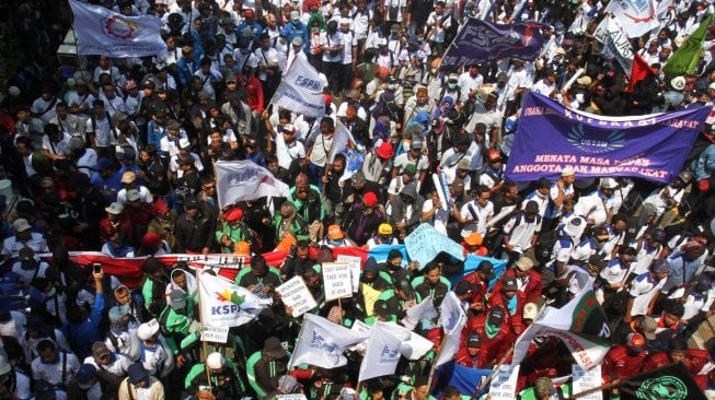 Buruh menggelar aksi unjuk rasa memperingati Hari Buruh Internasional atau May Day 2018 di Jakarta, Selasa (1/5). 