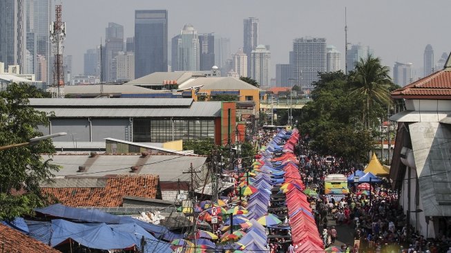 Kondisi itu membuat para pejalan kaki harus berdesak-desakan.