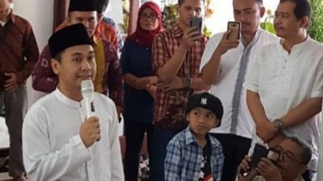 Raditya Dika Nangis Minta Restu ke Orang Tua Jelang Nikah