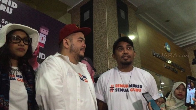 Endah, Indra Aziz dan Glenn Fredly di acara memperingati Hari Pendidikan Nasional. (Sumarni/Suara.com)