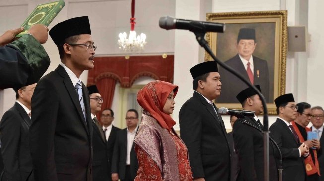 Presiden Joko Widodo melantik sembilan anggota Komisi Pengawas Persaingan Usaha di Istana Negara, Jakarta, Rabu (2/5). 