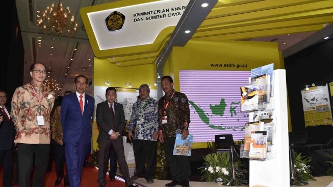 Presiden Joko Widodo (kedua kiri) bersama Menteri ESDM Ignasius Jonan (ketiga kanan) dan Presiden Indonesian Petroleum Association (IPA) Ronald Gunawan (kiri) meninjau Konvensi dan Pameran IPA ke-42 Tahun 2018 di Jakarta, Rabu (2/5).