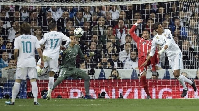 Penjaga gawang Real Madrid Keylor Navas bersiap menghentikan bola yang dilepaskan pemain Bayern Munich di leg kedua semifinal Liga Champions yang berlangsung di Santiago Bernabeu, Rabu (2/5/2018) [AFP]