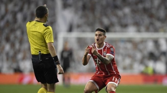 Pemain Bayern Munich James Rodriguez melayangkan protes pada wasit saat berhadapan dengan Real Madrid di leg kedua semifinal Liga Champions yang berlangsung di Santiago Bernabeu, Rabu (2/5/2018) [AFP]