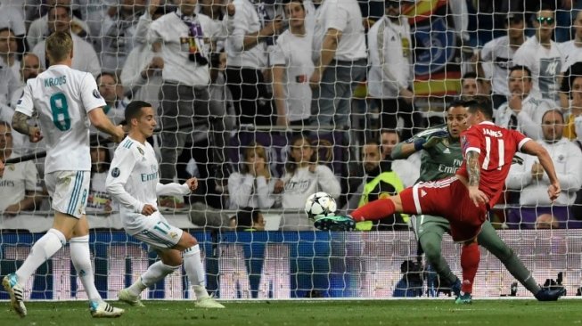 Pemain Bayern Munich James Rodriguez menjebol gawang Real Madrid di leg kedua semifinal Liga Champions yang berlangsung di Santiago Bernabeu, Rabu (2/5/2018) [AFP]