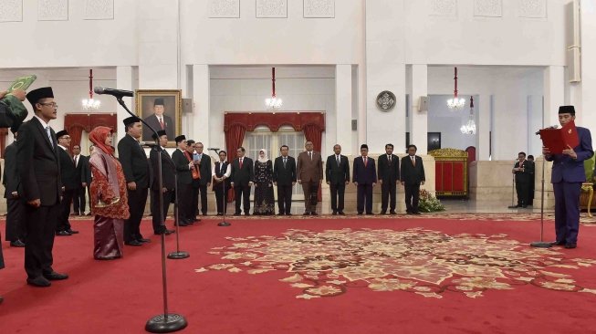 Jokowi Lantik Sembilan Anggota KPPU