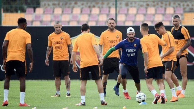 Para pemain AS Roma melakukan sesi latihan sebelum menjamu Liverpool di Stadion Olimpico. FILIPPO MONTEFORTE / AFP