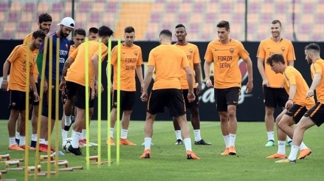 Para pemain AS Roma melakukan sesi latihan sebelum menjamu Liverpool di Stadion Olimpico. FILIPPO MONTEFORTE / AFP