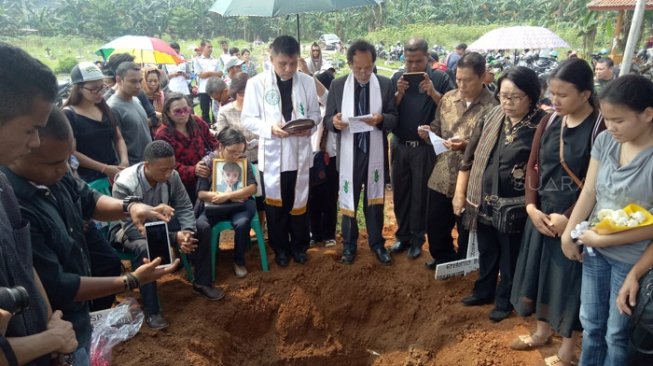 Pemakaman Grace Gabriela (6), di Tempat Pemakaman Umum (TPU) Pondok Rajeg, Cibinong Jawa Barat, Rabu (2/5/2018). [Suara.com/Rambiga]