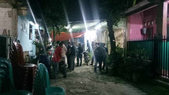 Pasukan K-9 diterjunkan telusuri lokasi temuan mayat bocah dalam karung,Perumahan Bogor Asri, Kecamatan Cibinong, Kabupaten Bogor, Jawa Barat, Selasa (1/5/2018) malam. [Suara.com/Rambiga]