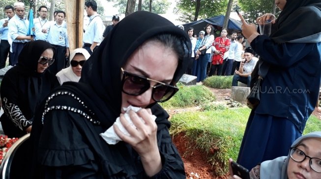 Kiki Amalia Histeris Lepas Almarhum Ayah ke Liang Lahad