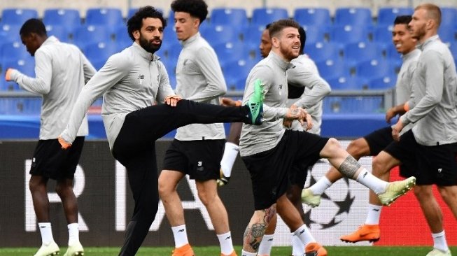 Para pemain Liverpool melakukan sesi latihan sebelum menghadapi tuan rumah AS Roma di Olimpico. Alberto PIZZOLI / AFP