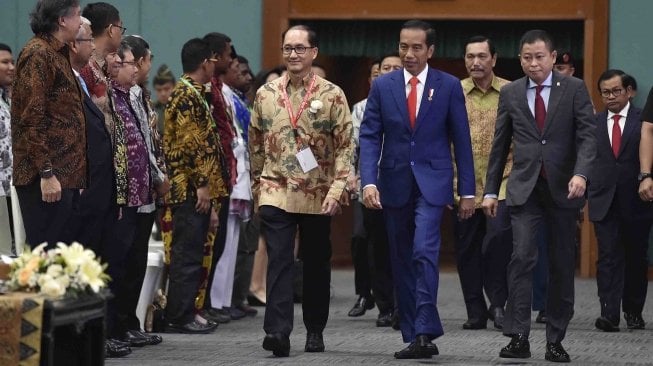 Presiden Joko Widodo (keempat kanan) bersama Menko Kemaritiman Luhut Panjaitan (ketiga kanan), Menteri ESDM Ignasius Jonan (kedua kanan) dan Presiden Indonesian Petroleum Association (IPA) Ronald Gunawan (kelima kanan) menghadiri Konvensi dan Pameran IPA ke-42 Tahun 2018 di Jakarta, Rabu (2/5).