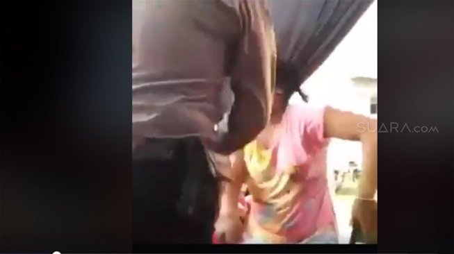 Dianggap Terlalu Seksi, Polisi Tampar Perempuan sampai Pingsan