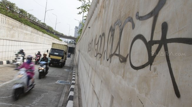 ILUSTRASI - Pengendara melintas di underpass Matraman, Jakarta, Rabu (2/5). 