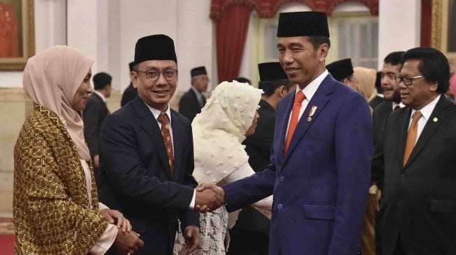 Presiden Joko Widodo berjabat tangan dengan anggota Komisi Pengawas Persaingan Usaha (KPPU) Yudi Hidayat usai pelantikan di Istana Negara, Jakarta, Rabu (2/5). 