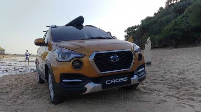 Datsun Cross diparkir di sebuah pantai di Yogyakarta, Rabu (2/5). [Suara.com/Manuel Jeghest Nainggolan]