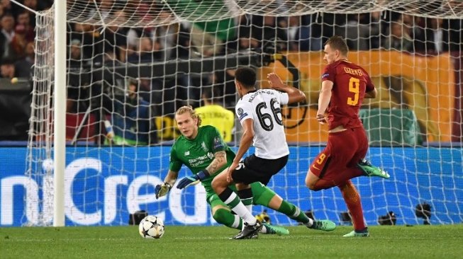 Penjaga gawang Liverpool Loris Karius mengamankan bola dari kejaran pemain Roma Edin Dzeko di semifinal leg kedua Liga Champions yang berlangsung di Stadio Olimpico, Kamis (3/5/2018) [AFP]