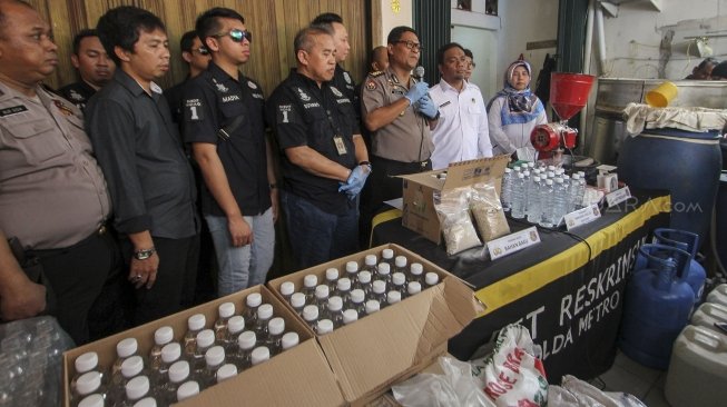 Rilis pengungkapan industri rumahan minuman beralkohol tanpa izin edar dari BPOM RI di kawasan Pekojan, Jakarta, Kamis (3/5).