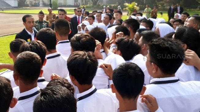 Presiden Joko Widodo (Jokowi) menerima perwakilan siswa dan siswi OSIS SMA berprestasi di seluruh Indonesia di Istana Kepresidenan Bogor, Jawa Barat, Kamis (3/5/2018). [Suara.com/Dwi Bowo Raharjo]