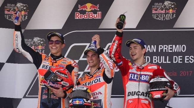 Pebalap Ducati, Jorge Lorenzo (kanan) saat meraih podium ketiga pada MotoGP Spanyol di Sirkuit Jerez, Minggu (7/5/2017). [AFP/Cristina Quicler]