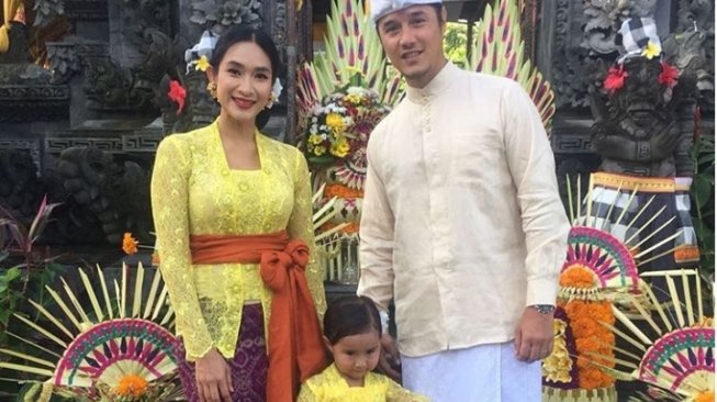 Happy Salma bersama suami, Tjokorda Bagus dan putrinya, Kinandari. (Instagram)