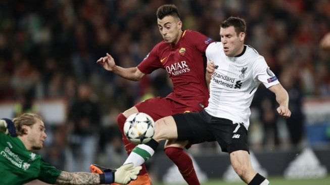 Pemain AS Roma Cengiz Under mengancam gawang Liverpool dalam laga semifinal leg kedua Liga Champions yang berlangsung di Stadio Olimpico, Kamis (3/5/2018) [AFP]