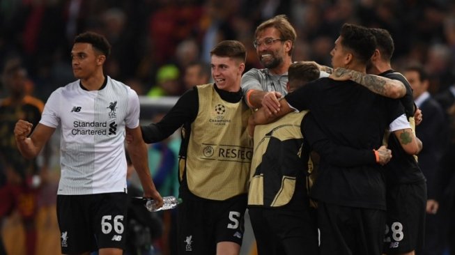 Manajer Liverpool Jurgen Klopp luapkan kegembiraan bersama para pemain setelah menyingkirkan AS Roma di semifinal Liga Champions, Kamis (3/5/2018) [AFP]