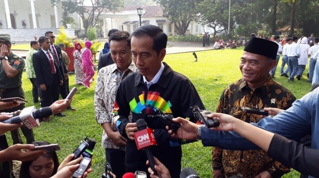 Presiden Joko Widodo tampil beda saat menerima sebanyak 272 siswa dan siswi OSIS SMA berprestasi di seluruh Indonesia. (Suara.com/Dwi Bowo Rahardjo)