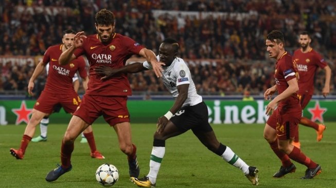 Pemain Liverpool Sadio Mane mencoba menghentikan laju pemain AS Roma dalam pertandingan leg kedua semifinal Liga Champions yang berlangsung di Stadio Olimpico, Kamis (3/5/2018) [AFP]