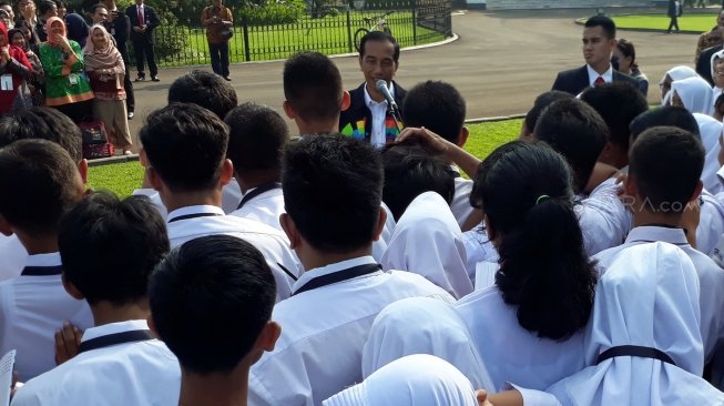 Terima Kunjungan Perwakilan OSIS, Jokowi Pakai Jaket Asian Games