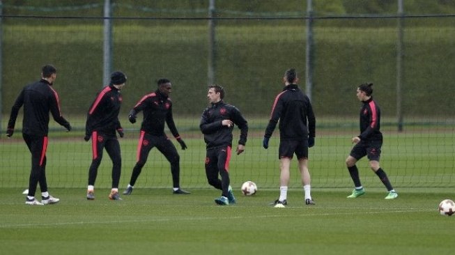 Para pemain Arsenal melakukan sesi latihan sebelum menghadapi Atletico Madrid. ADRIAN DENNIS / AFP