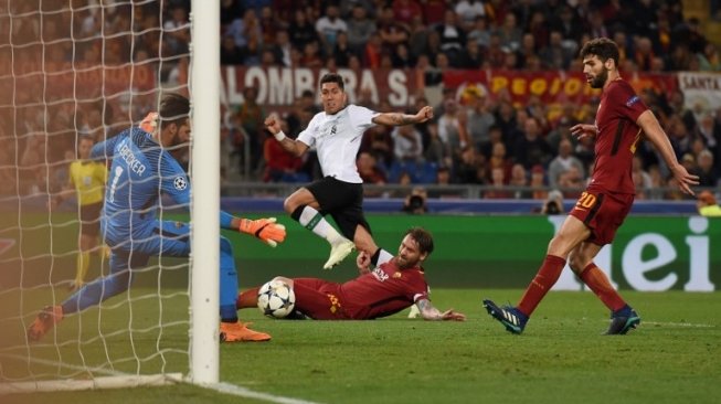 Pemain Liverpool Roberto Firmino melepaskan tendangan ke gawang AS Roma dalam pertandingan leg kedua semifinal Liga Champions yang berlangsung di Stadio Olimpico, Kamis (3/5/2018) [AFP]