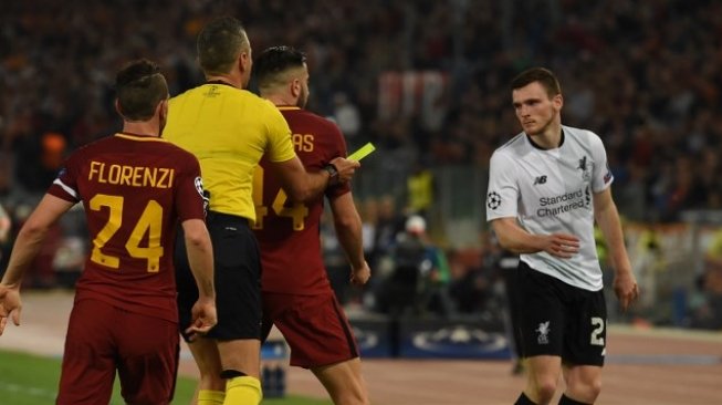 Pemain AS Roma Kostas Manolas mendapat kartu kuning setelah berseteru dengan pemain Liverpool di leg kedua semifinal Liga Champions yang berlangsung di Stadio Olimpico, Kamis (3/5/2018) [AFP]