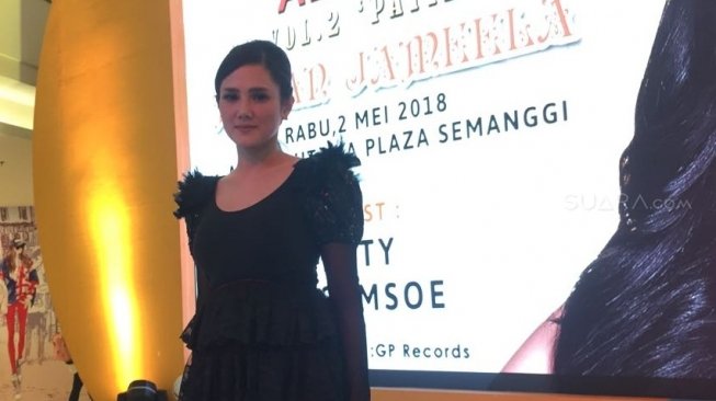 Mulan Jameela saat peluncuran album baru bertajuk 99 Vol 2 Patience di Plaza Semanggi, Jakarta Selatan, Rabu (2/5/2018) [Suara.com/Sumarni]