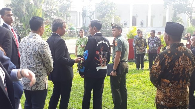 Presiden Joko Widodo tampil beda saat menerima sebanyak 272 siswa dan siswi OSIS SMA berprestasi di seluruh Indonesia. (Suara.com/Dwi Bowo Rahardjo)