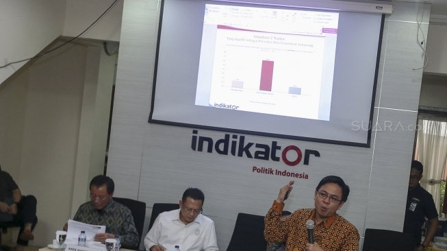 Ketua DPR RI dan politisi Golkar Bambang Soesatyo, Politisi PDIP Maruar Sirait, Politisi Demokrat Amir Syamsudin, Politisi PKS Mardani Ali Sera serta Direktur Eksekutif Indikator Politik Indonesia Burhanuddin Muhtadi menghadiri hasil survei  “Dinamika Elektoral Jelang Pilpres Dan Pileg Serentak 2019” di Jakarta, Kamis (3/5). 