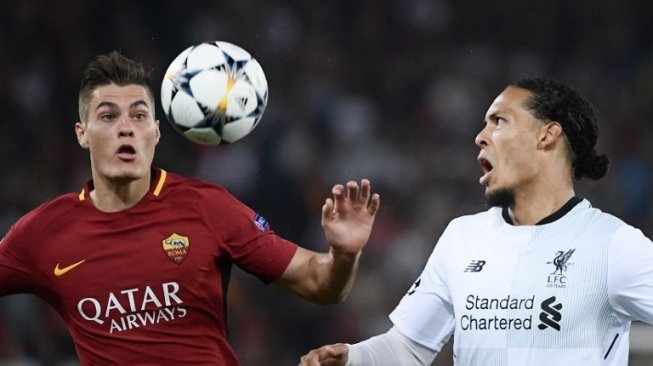 Bek Liverpool Virgil van Dijk berebut bola dengan pemain AS Roma dalam laga semifinal leg kedua Liga Champions yang berlangsung di Stadio Olimpico, Kamis (3/5/2018) [AFP]