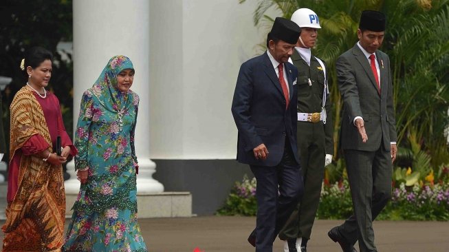 Presiden Joko Widodo (kanan) didampingi Ibu Negara Iriana Joko Widodo (kiri) bersama Sultan Brunei Darussalam, Hassanal Bolkiah didampingi Permaisuri Raja Isteri Pengiran Anak Hajah Saleha (kedua kiri) bersiap memeriksa pasukan saat kunjungan kenegaraan di Istana Bogor, Jawa Barat, Kamis (3/5).