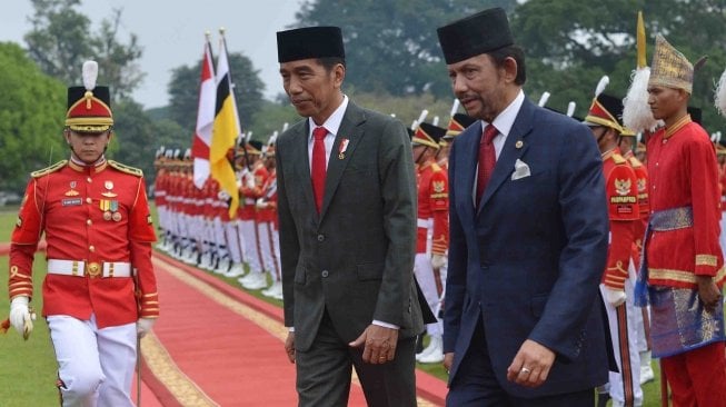 Presiden Joko Widodo (kedua kiri) bersama Sultan Brunei Darussalam, Hassanal Bolkiah memeriksa pasukan saat kunjungan kenegaraan di Istana Bogor, Jawa Barat, Kamis (3/5). 