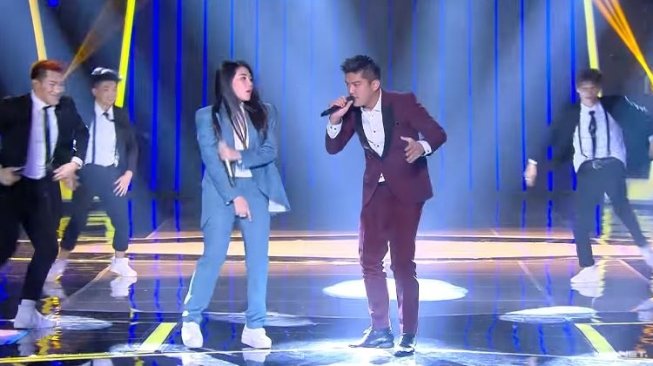 Via Vallen dan Boy William di Indonesian Choice Awards, Minggu (29/4/2018) [Netmediatama/Youtube].