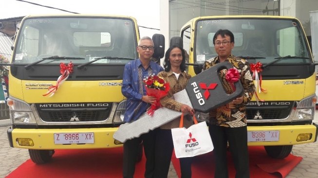 Serah terima kunci pembeli pertama di diler Mitsubishi Fuso, Rancaekek, Bandung, Kamis (3/5/2018). [Suara.com/Dythia Novianty]