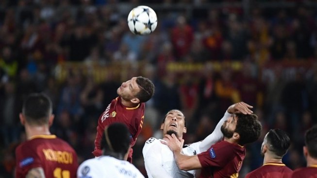 Pemain AS Roma Edin Dzeko memenangkan duel di udara dengan pemain Liverpool di semifinal leg kedua Liga Champions yang berlangsung di Stadio Olimpico, Kamis (3/5/2018) [AFP]