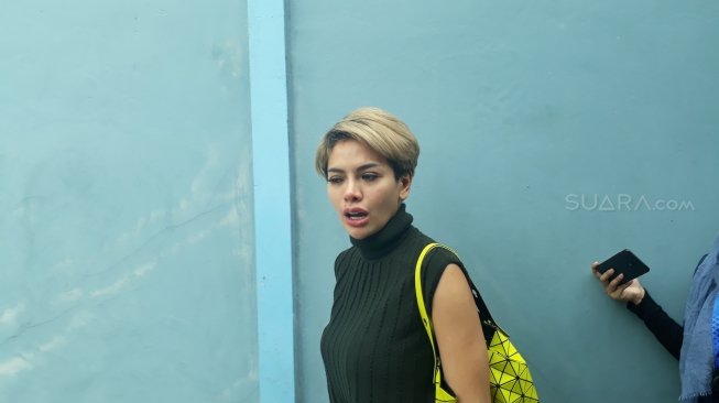 Artis Nikita Mirzani di kawasan Tendean, Jakarta Selatan, Kamis (3/5/2018). [suara.com/Wahyu Tri Laksono]