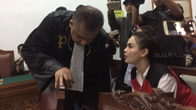 Jennifer Dunn saat menjalani sidang di Pengadilan Negeri Jakarta Selatan. (Sumarni/Suara.com)