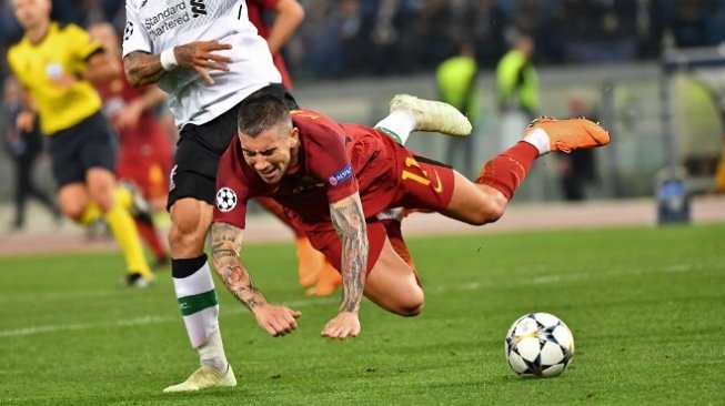 Pemain Roma Aleksandar Kolarov terjatuh saat duel berebut bola dengan pemain Liverpool di semifinal leg kedua Liga Champions yang berlangsung di Stadio Olimpico, Kamis (3/5/2018) [AFP]