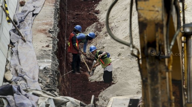 Pelebaran sistem drainase di Jalan Jenderal Sudirman, Jakarta, Jumat (4/5). 