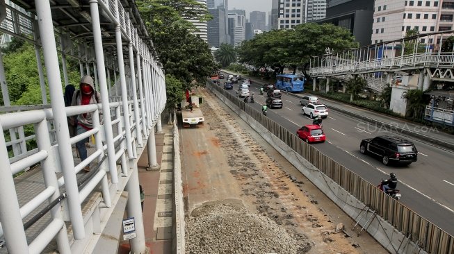 Pelebaran sistem drainase di Jalan Jenderal Sudirman, Jakarta, Jumat (4/5). 