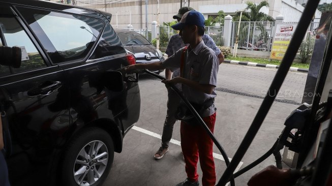 Sejumlah kendaraan mengisi bahan bakar minyak (BBM) di SPBU Kuningan Jakarta, Jumat (4/5).